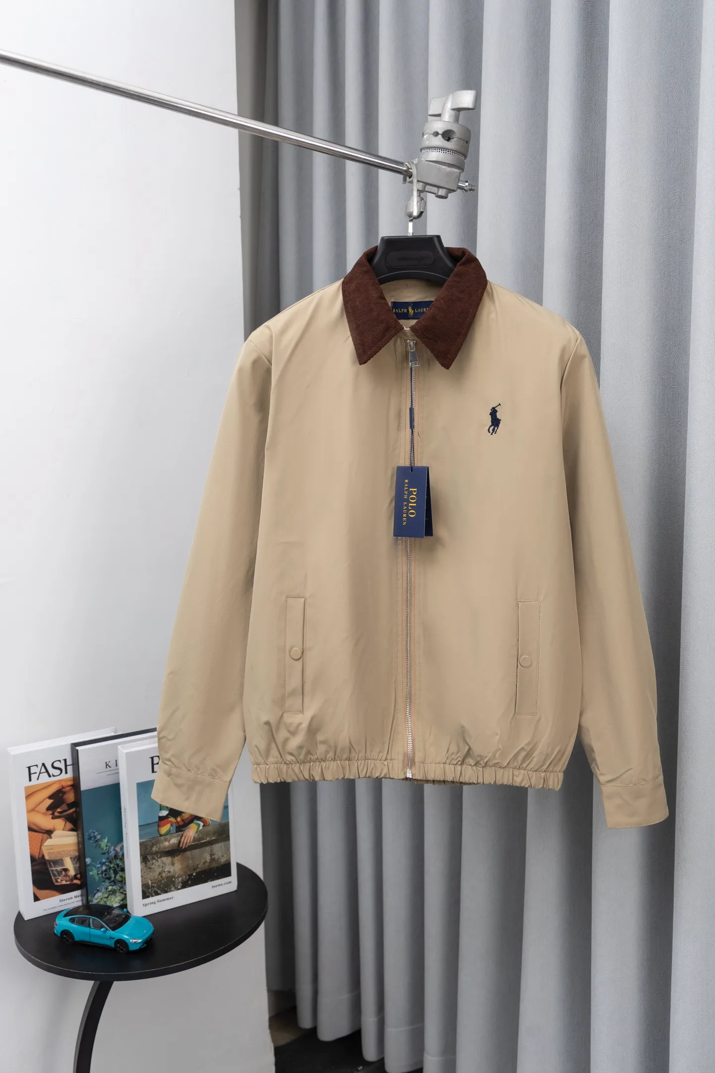 P330 Model number: M018 (original replica) The top version of Ralph Lauren second-hand jacket. This Ralph Lauren second-hand jacket has a high usage rate in autumn and winter. The corduroy collar is very American retro and the denim shirt inside is the Brokeback Mountain outfit that was very popular last year. The inner stripe plaid is a perfect combination of temperature and trend. This is also an eternal classic that both boys and girls can wear. The fabric is really different from others. The new model is not as stiff as the old model. I think it is better to wear. It is 100% pure cotton. The hardness is just right and not that stiff!! This is this year’s upgrade, but I feel it is easier to wear. The embroidery on the chest is made of German Oman embroidery fiber with original data. The embroidery process is very particular. It uses Japanese Tajima machines to ensure the embroidery is exquisite and three-dimensional, which is what I said is different from the ones on the market. About the workmanship, the version is a loose version for both boys and girls!! The coat can be worn longer and is about to go out in October during the Mid-Autumn Festival. Retro will never go out of style. Color: khaki ~ black ~ navy blue size: S-XL S: bust 118, length 70, sleeve length 68, shoulder width 50 M: bust 122, length 72, sleeve length 69, shoulder width 51 L: bust 126, length 74, sleeve length 70, shoulder width 52 XL: Bust 130, length 76, sleeve length 71, shoulder width 53